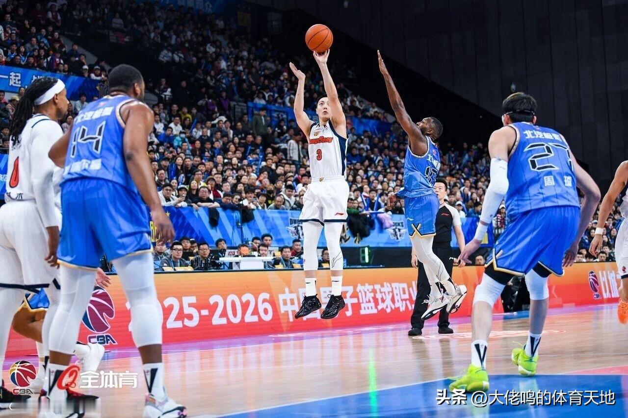 ，还玩啥？想不大败都难！砍下5分的胡明轩目前完全替代不了徐杰的作用，萨姆纳再厉害