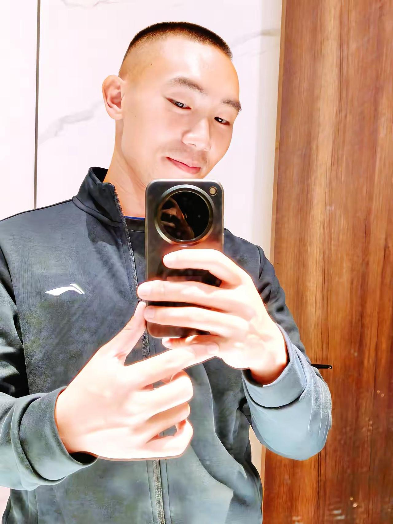 当你跟一个女人聊天 你会渐渐依赖她 跟十个女人聊天 你只会觉得她们很烦