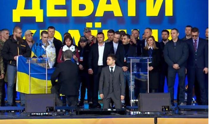 为何有人说乌克兰今天的结局是乌克兰人自己的选择？回想2019年波罗申科与泽连斯基