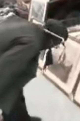 一位挑着担子的老人路过画摊，看到毛主席画像时一下子就停住脚了。他把担子放下来，把