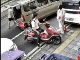 太吓人了！贵州贵阳，一名男子骑着摩托车停在楼下等候他人时，突然从天上掉下两把菜刀