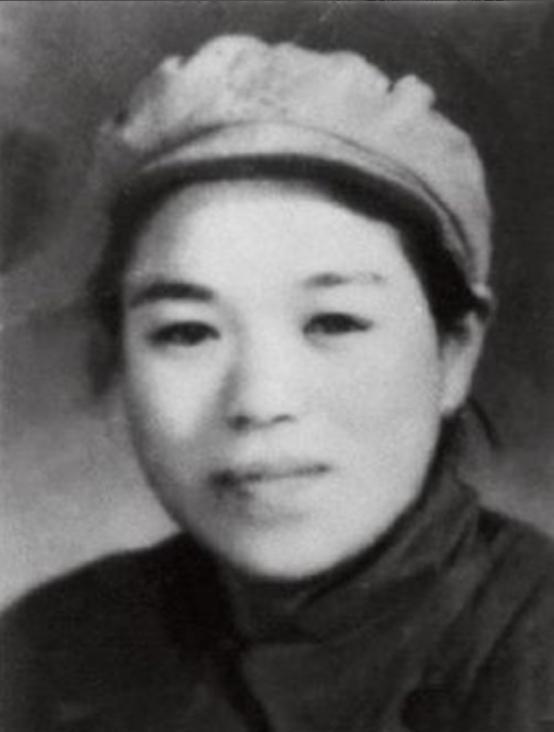 1945年8月，日本战败以后，驻中国东北关东军，陆军野战医院院长挥着军刀，用刀尖