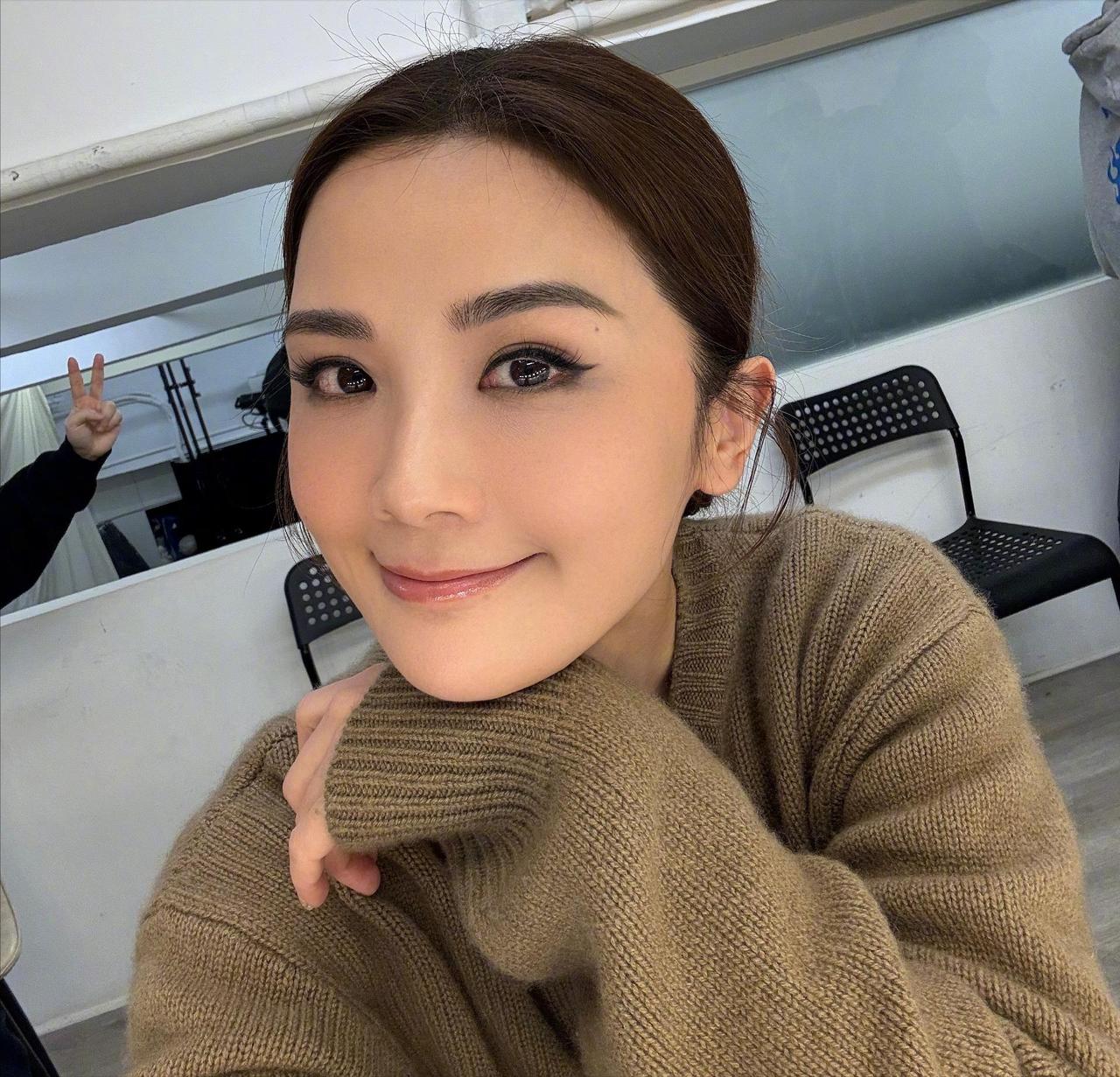 阿Sa认爱引风波：男友被嘲、王子文躺枪，女明星的恋爱为何总被指手画脚？
 
43