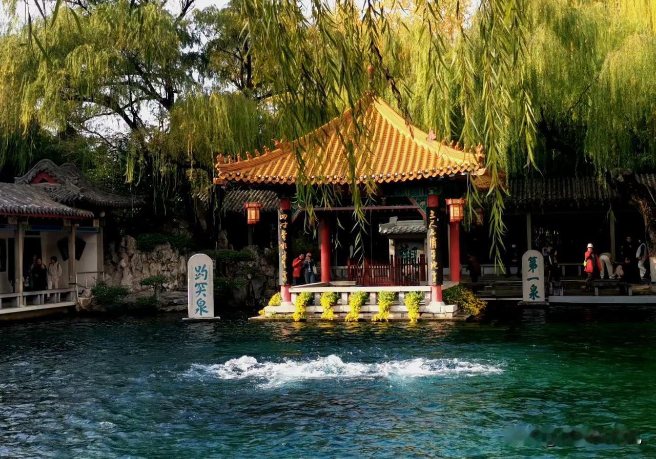 一年四季中哪个季节的景色最美泉又突突的了，倒显出些末路的热闹。秋是深了，天是青苍