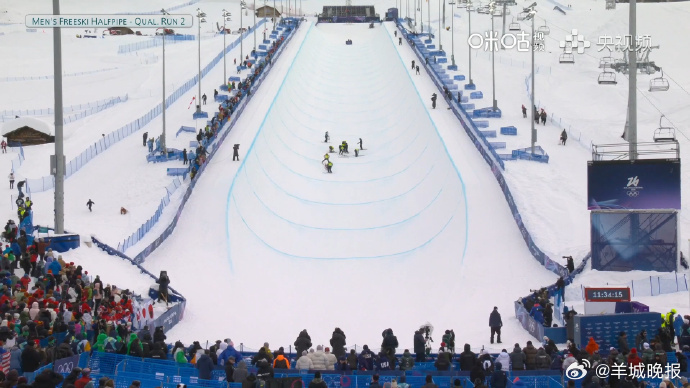 【#新西兰小将重摔昏迷#】米兰冬奥会自由式滑雪男子U型场地技巧预赛，新西兰小将艾