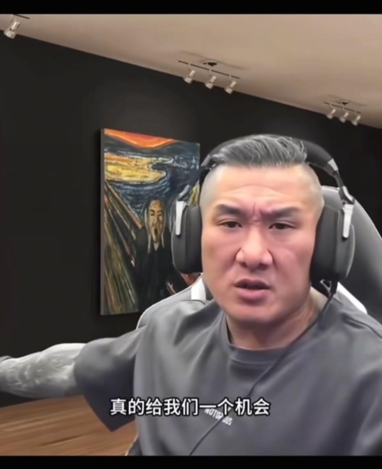 馆长恳求大陆的朋友给他一个机会，他正在改造台湾，他称自己也在保护台湾的同胞和亲友