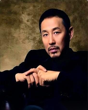 陈道明有句话，说得特别狠：人是动物，不是植物，长期宅家，会变成彻头彻尾的呆子。