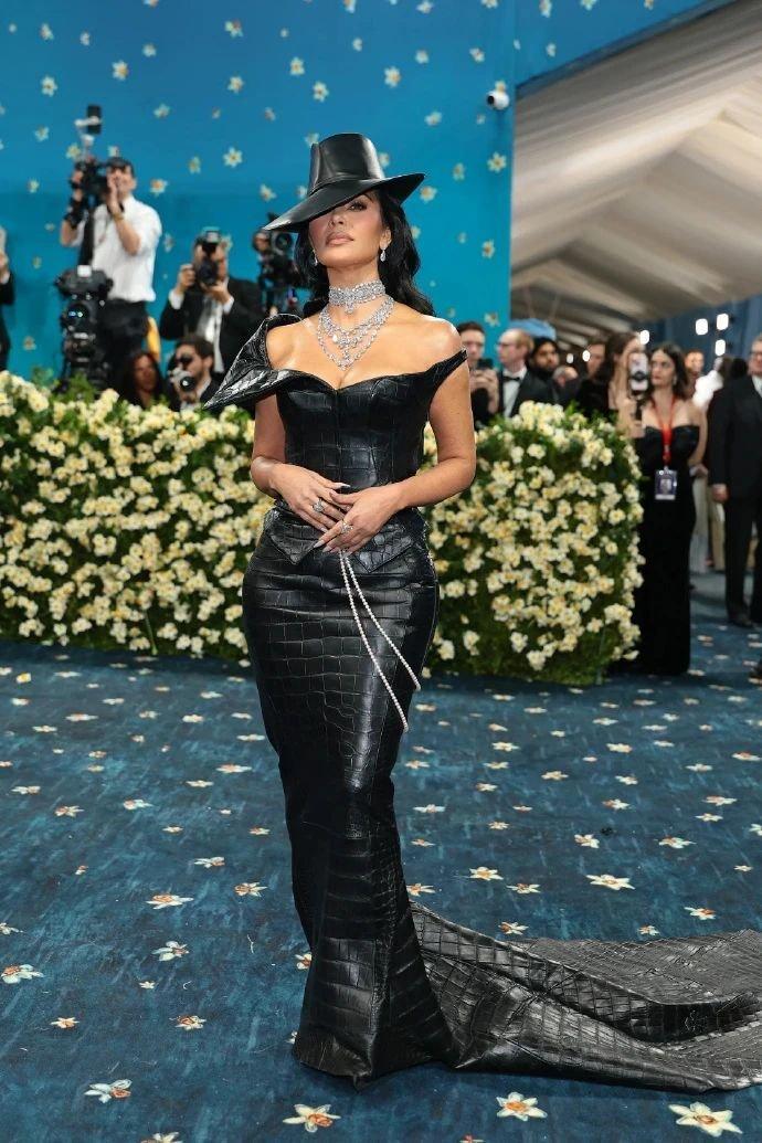 MetGala红毯上，卡戴珊Kim Kardashian穿Chrome Hear