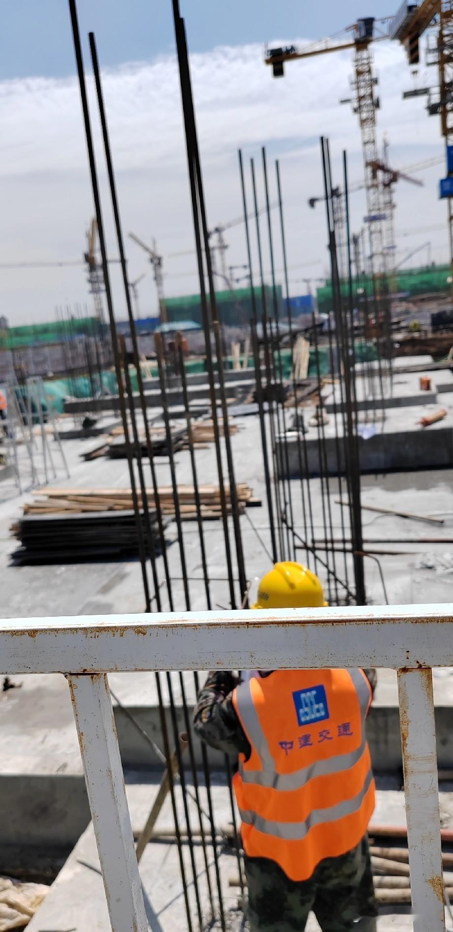 奉劝出门在外打拼的农民工兄弟们，干活不能只知道埋头憨干，日常三餐一定要吃好别凑合