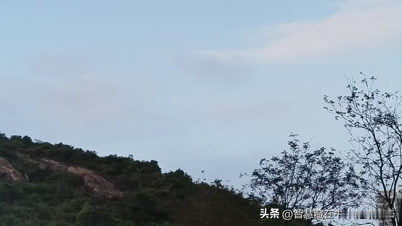 晒图笔记大赛冬天下午晴朗的天空，青山与蓝天白云相连，静默安然，高楼与蓝天白云相辉