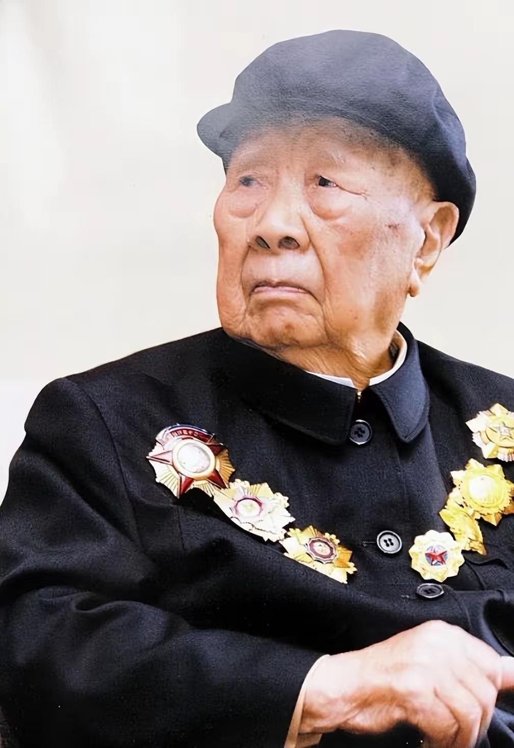 1984年，开国中将曾思玉退休后，到大连一水库钓鱼，钓着钓着，水库负责人走了过来