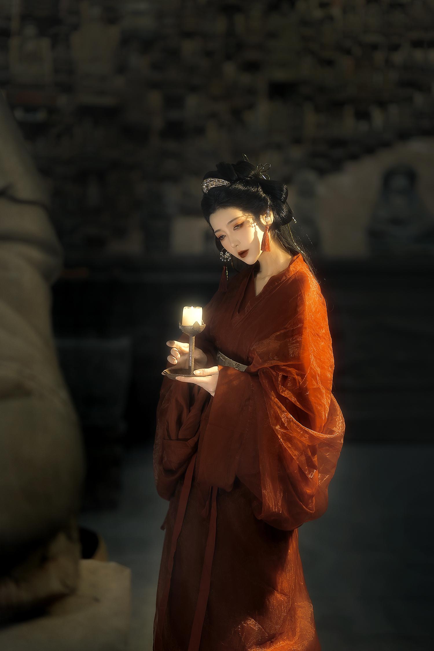 “青灯古佛下，那是个食人的时期。只有颓寂，何来浪漫？”