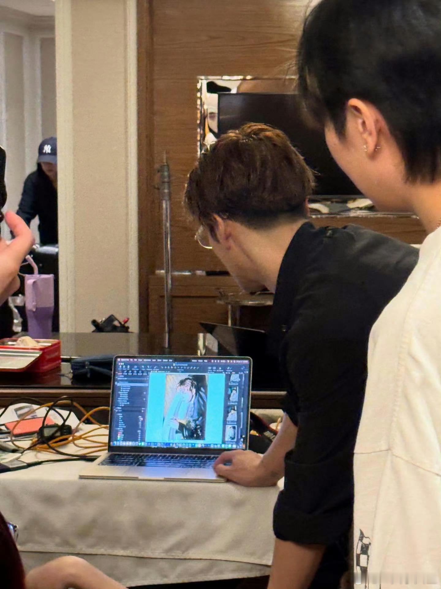 我家满分男认真工作的背影王嘉尔