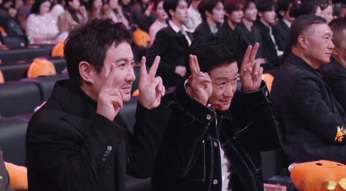 吴京微博之夜太有节目了 吴京真是互联网圣体！微博之夜上秒自然搂沈腾腰，下秒沉浸式