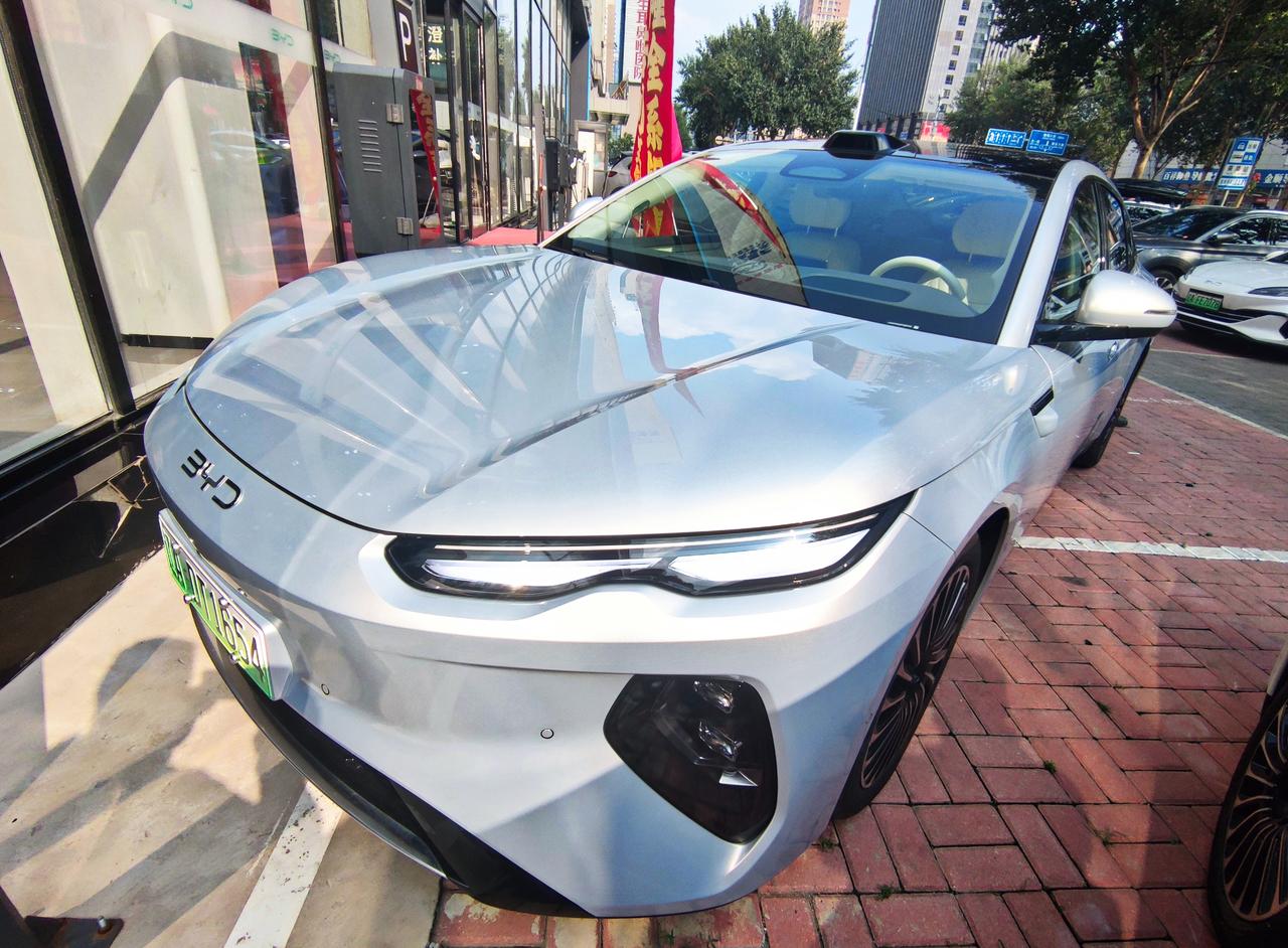 比亚迪旗舰轿跑《海豹08》
   海豹08焕新上市，定价中大型旗舰轿车，提供纯电