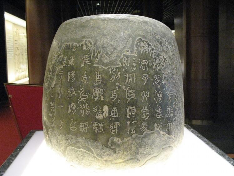 1948年底，蒋介石败走台湾，因为飞机超载，只得丢下10块大石头，没想到，这10
