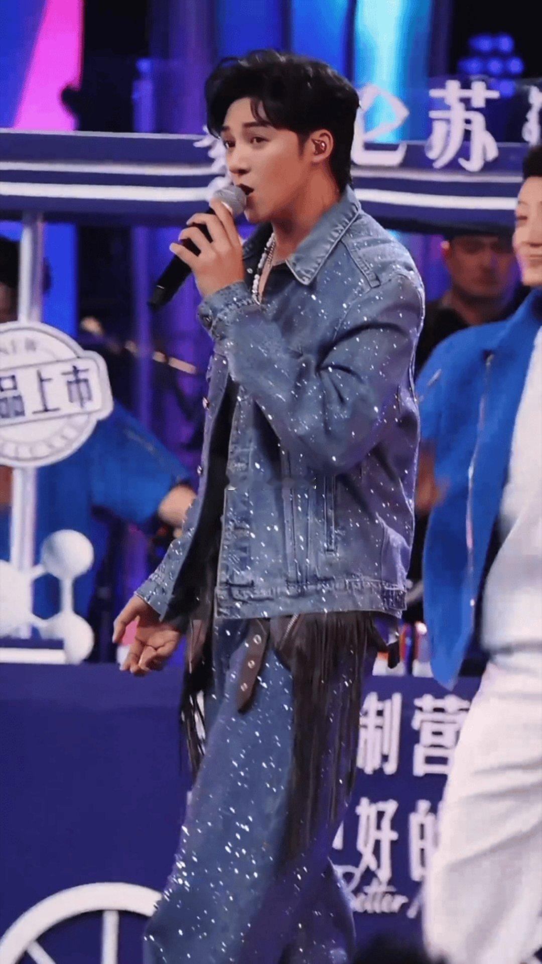 伍嘉成把跨年晚会开成演唱会了北京卫视跨年被伍嘉成狠狠惊艳！这哪是晚会舞台，分明是