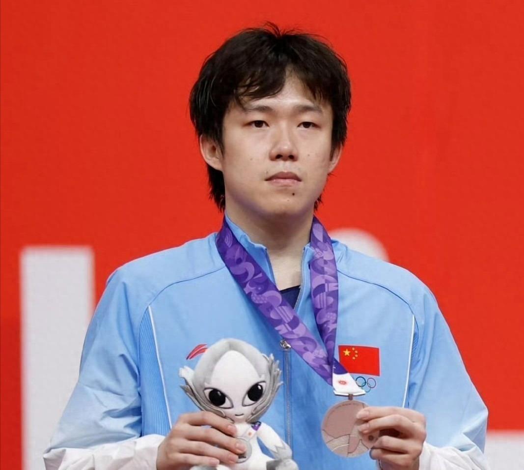 王楚钦早在人民日报专访里就说过希望大家做球迷而不是粉丝，这话近日又被翻出来冲上热