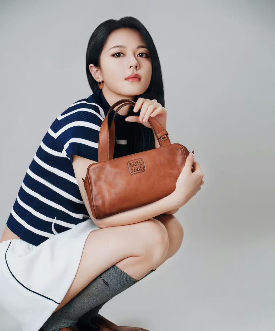 miumiu签了三个00花 ​​​