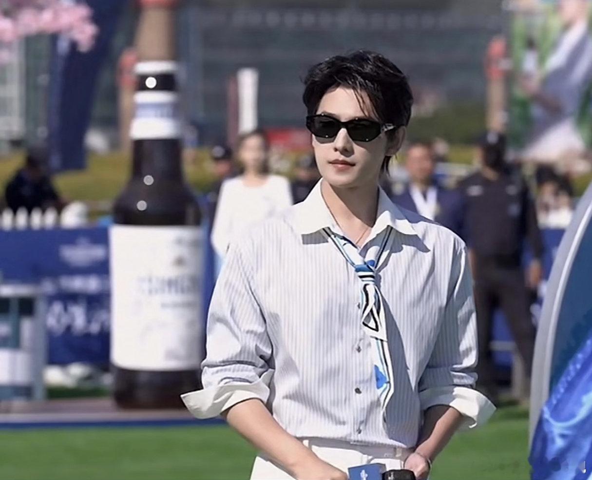 杨洋大连线下活动杨洋今天好学长大连线下活动高光时刻，杨洋完美演绎温柔好学长。简约