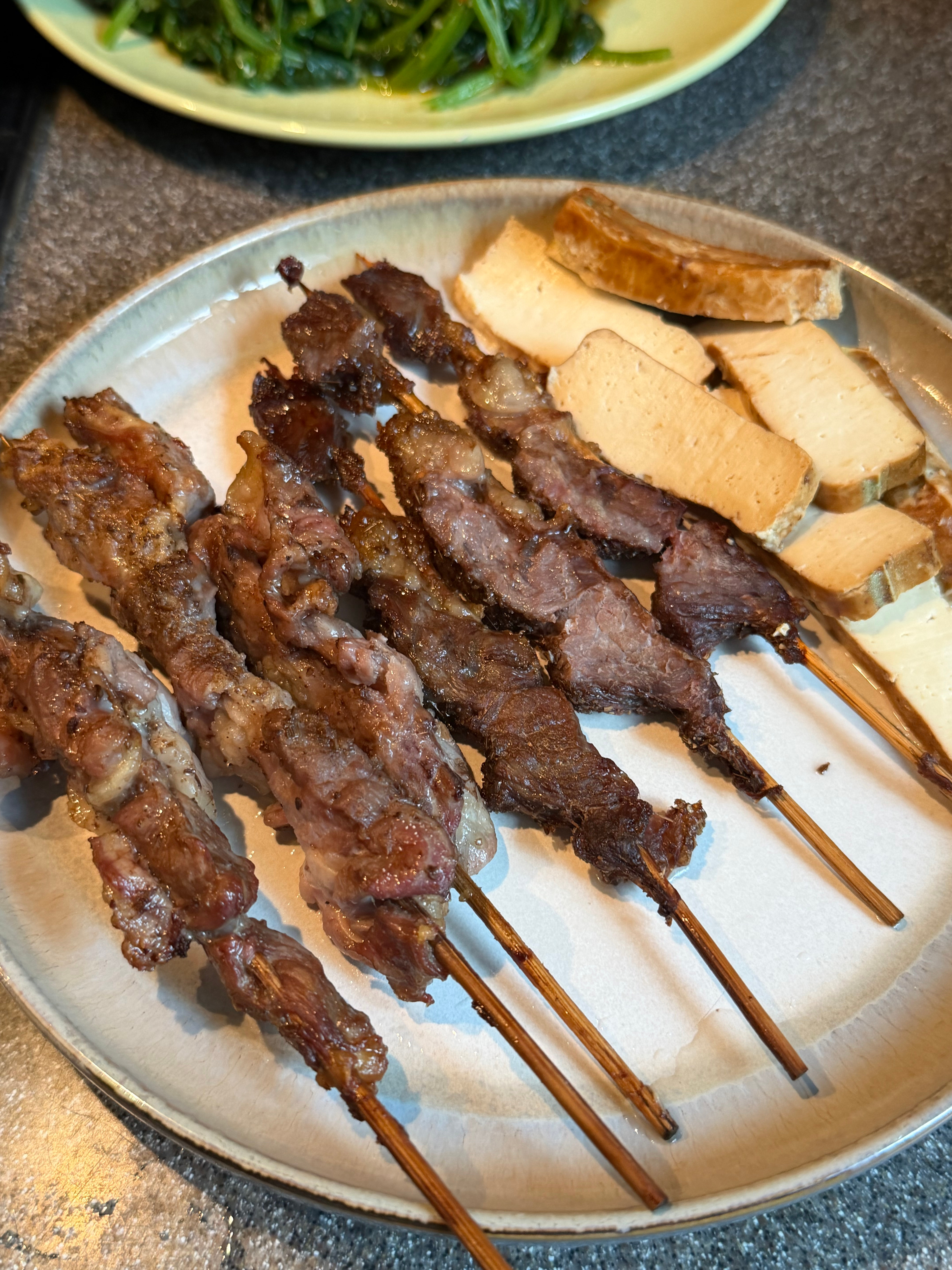 今日早餐：两种低糖瓜果，蛋白质是牛羊肉串、一块香干，主食是土豆泥和鸡蛋混合的一种