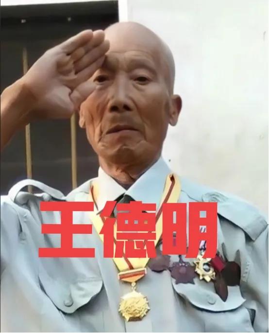 1951年，有个志愿军战士往阵地送弹药，刚到就傻眼了——阵地上的干部全牺牲了，就