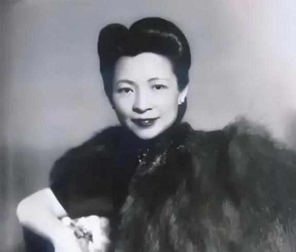 1947年的一天，李国秦发现17岁的女儿小腹凸起，呕吐不止，想问明缘由，却遭到丈