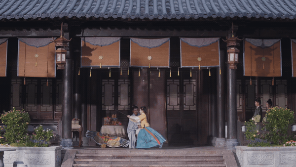 刘学义[超话]以为看到了谭松韵刘学义婚后生活 剧里订婚退婚反复纠葛，番外却给到甜