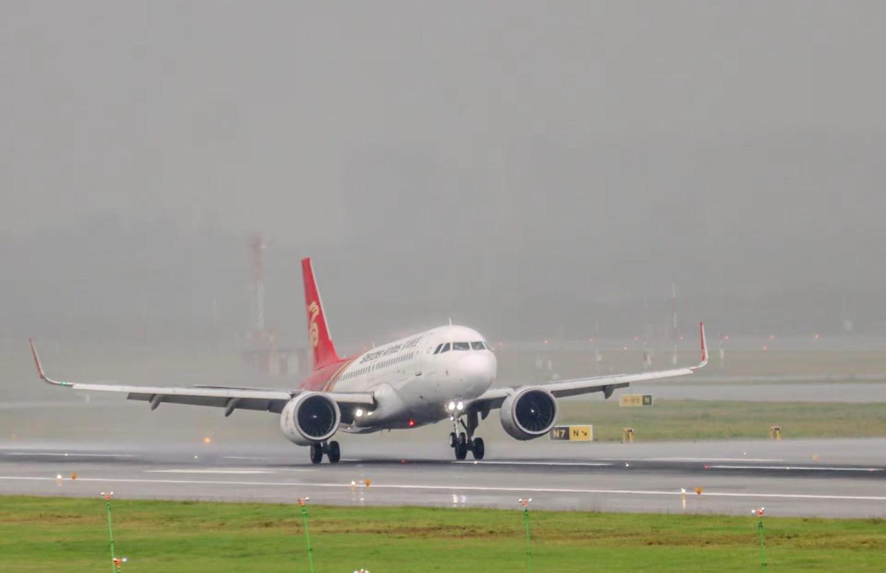 第28集｜下雨天就不飞了吗？雨后湿滑跑道，深航A320缓缓滑行，红金涂装格外惊艳