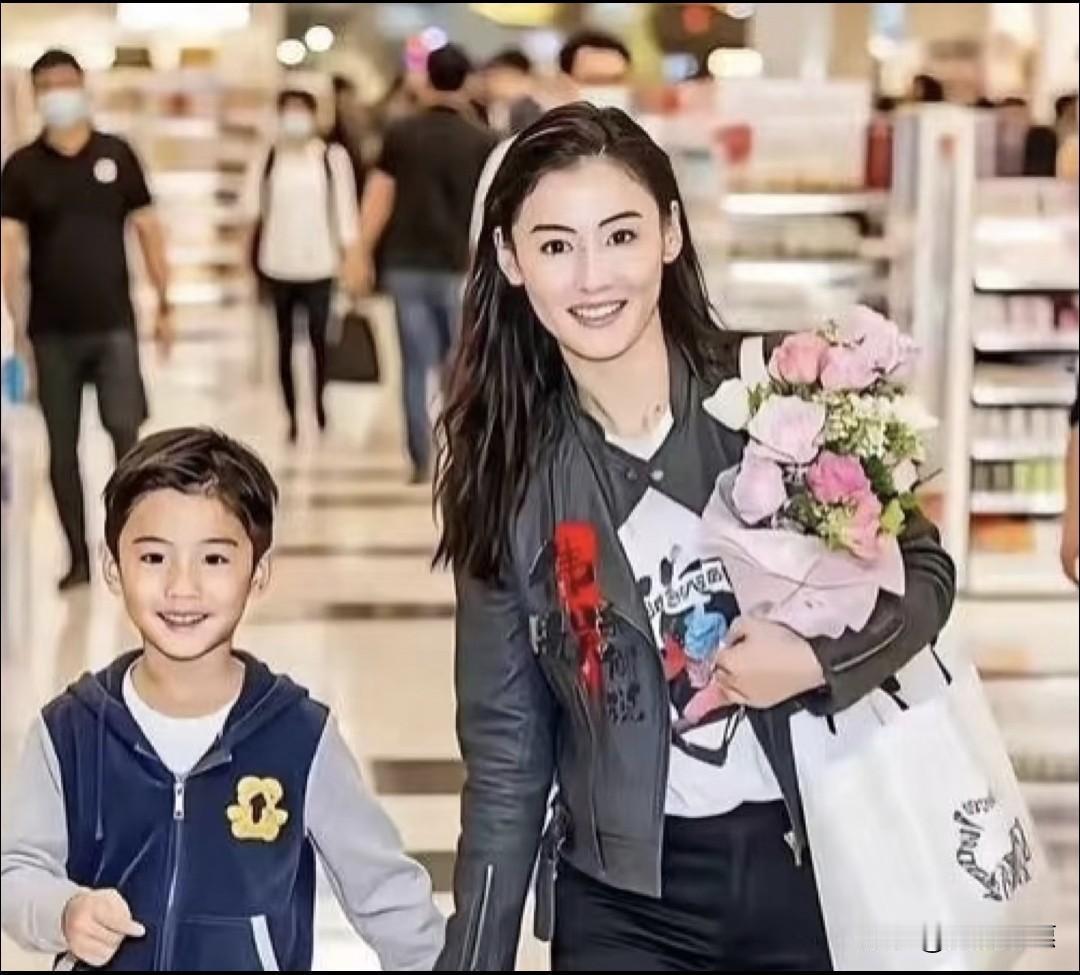 谁懂啊！
张柏芝小儿子这长相，
简直就是把她年轻时的美貌“高清复刻”了一遍！
