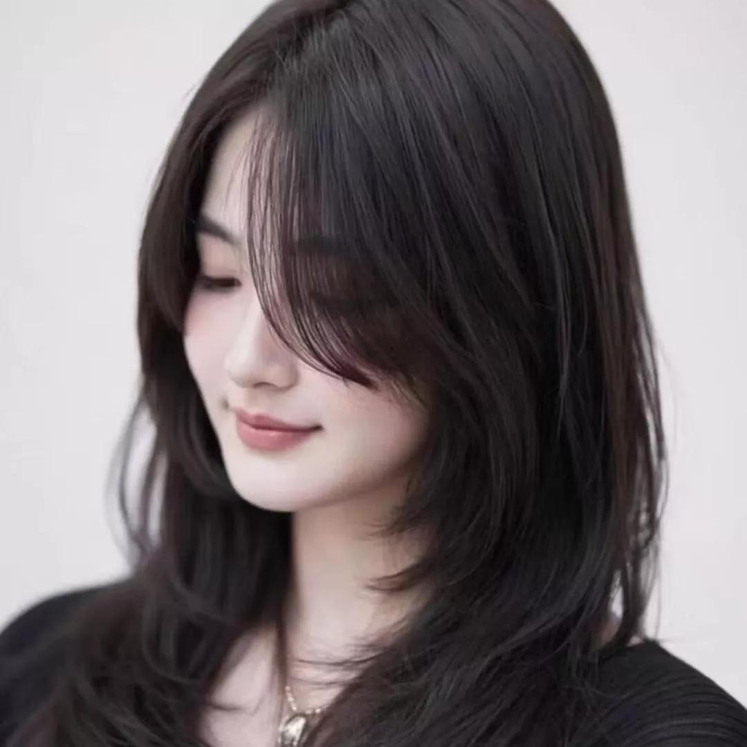 青丝绕指柔，轻抚心弦。青丝映眸 青丝柔意 粉缎轻倚 青丝雅韵 温柔发丝 青丝挽起