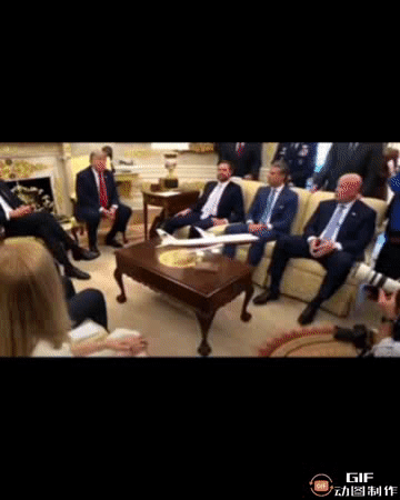 美国总统特朗普近日改变了对乌克兰总统泽连斯基的批评态度，在视频中公开称赞其在对抗