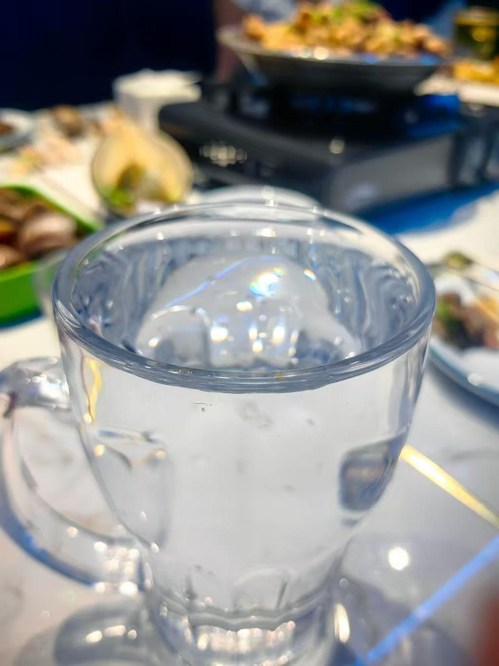 下班了，卸下一天的疲惫，窗外晚风微凉飕飕，正适合小酌一杯白酒暖身。就着桌上的烟火