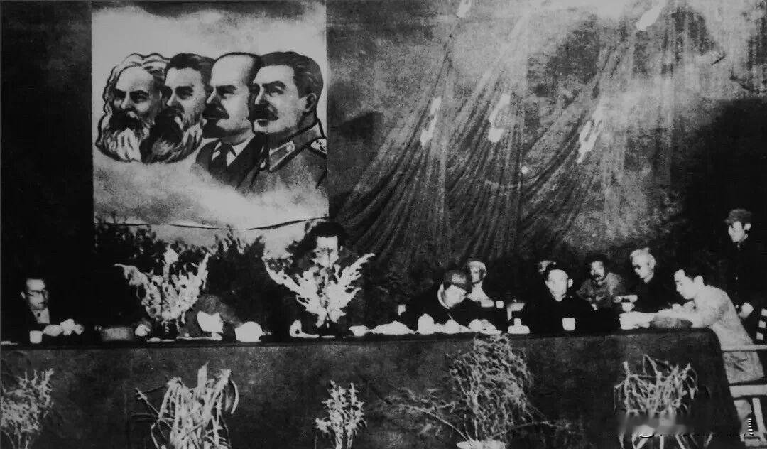 【周总理历史上的今天——5月21日】
1944年5月21日，周恩来（右一）在延安