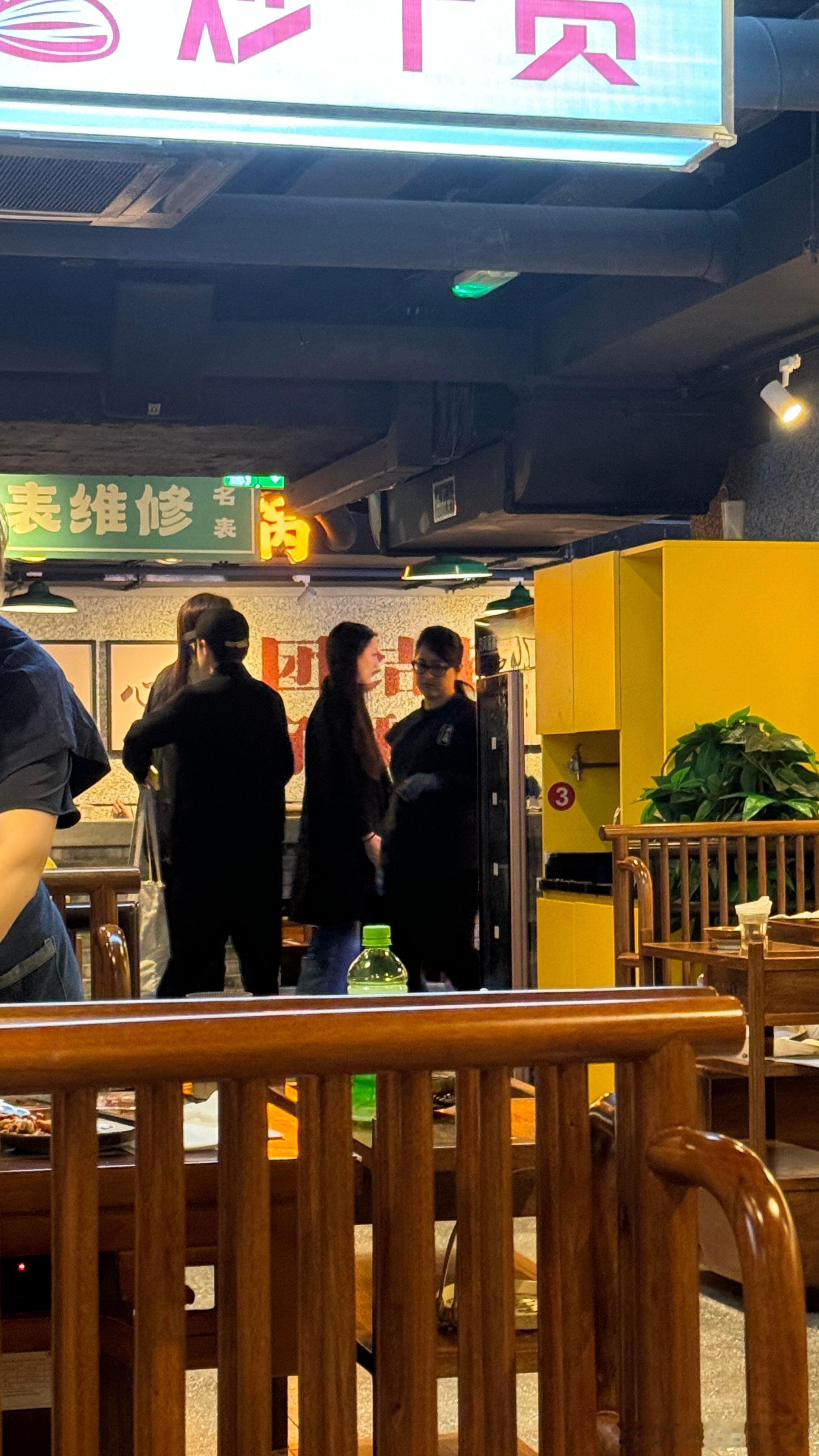 #偶遇李嫣伦敦吃火锅##李嫣伦敦吃火锅# 偶遇李嫣伦敦吃火锅 ​​​