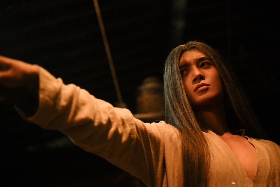 看完电影镖人大家心里都有竖了 看完《镖人》直接被竖狠狠拿捏！于适把这个角色的冷冽