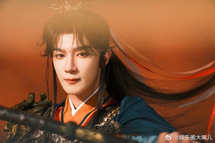 夏之光别再试探了知道你很合适 这个比例确实优越，往那儿一站就是天神系清隽风。夏之