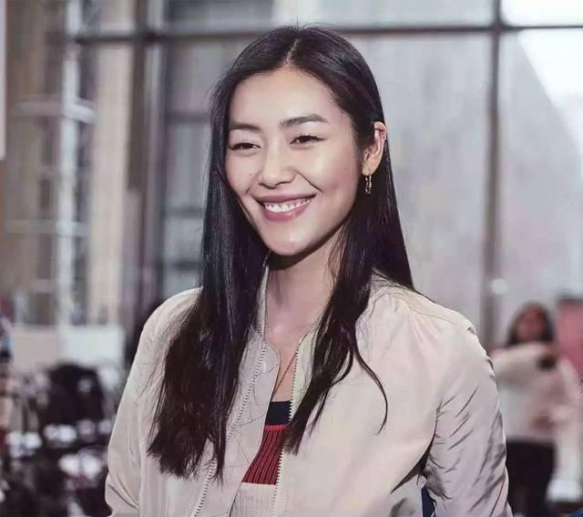 刘雯的长相，不属于传统“漂亮美人“她是高级舒展型骨相脸，力量感大于柔美，镜头脸