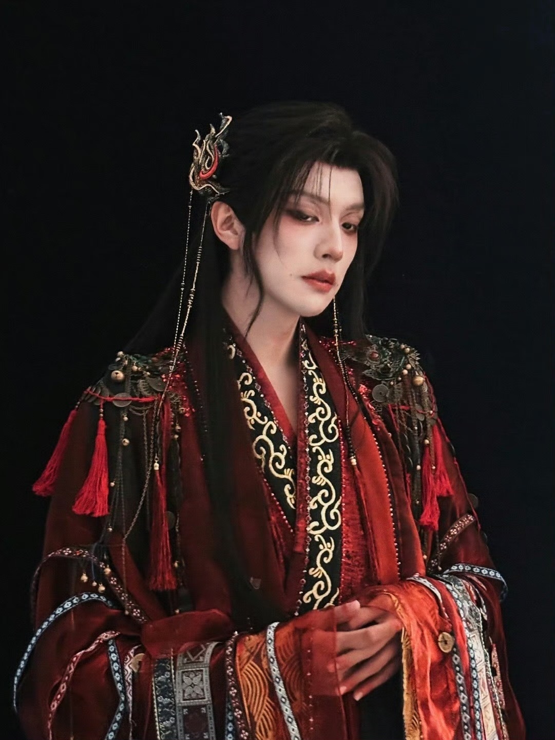 王敬轩这建模纯魅魔 没想到抽象圣体的反差这么大！王敬轩清冷勾人的气质焊在脸上，五