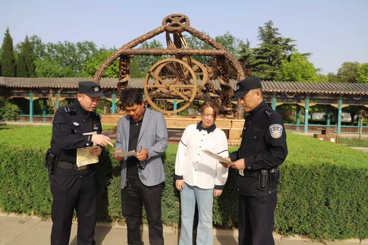 守 护——-致敬警营最美劳动者

把警灯拧成夜的眼
我们在街巷的褶皱里穿行
风掀