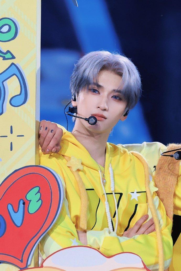 严浩翔漫画来的吧，严浩翔我的乖酷蓝瞳暹罗猫，一身明黄look搭配银黑渐变，匹配完