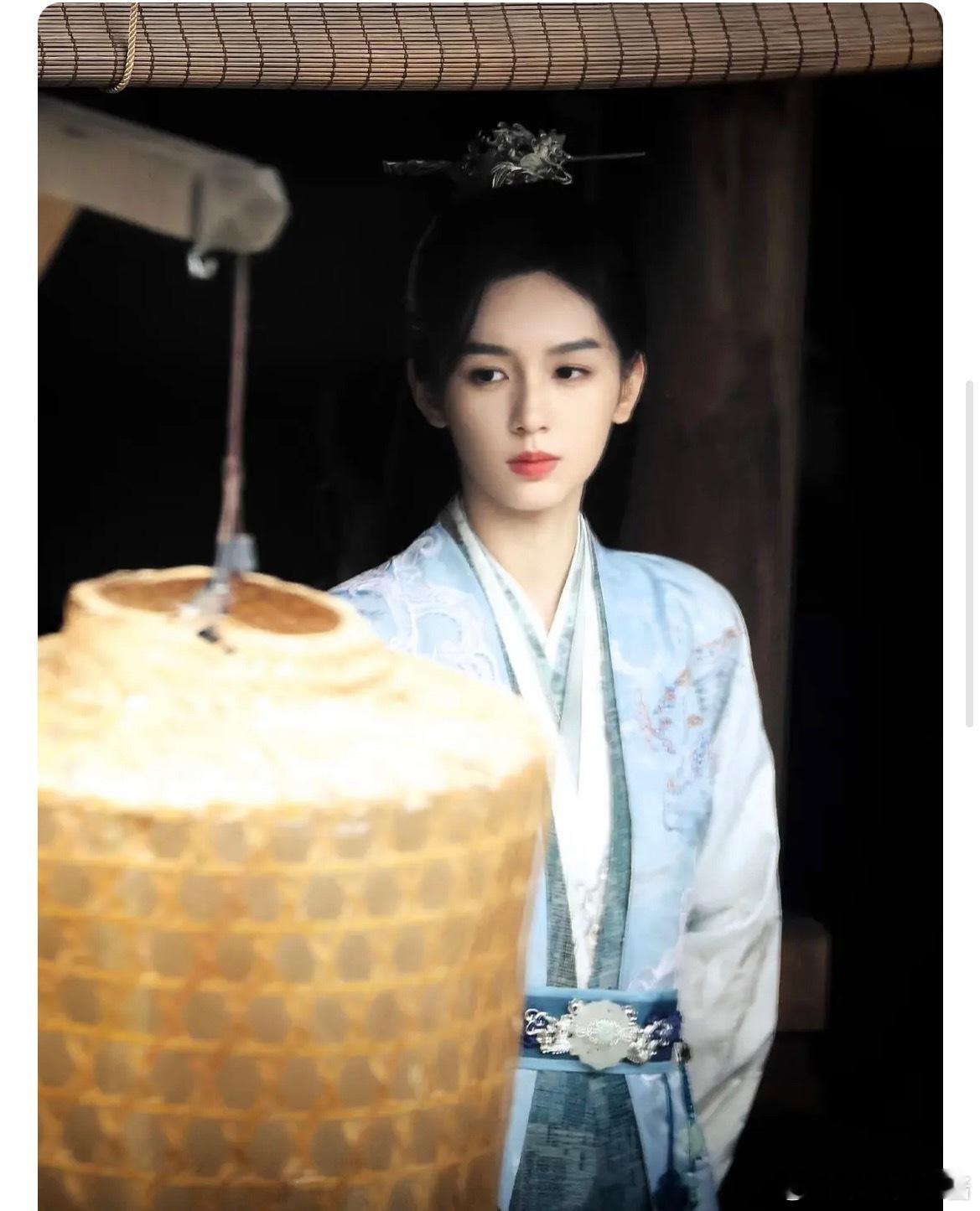 为什么周也的固粉能力这么强？一年半没播剧，超like2000➕，就能百万云包 ​