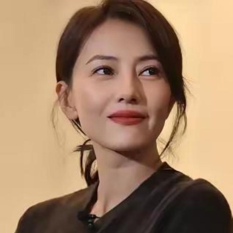 谁能想到，高圆圆出身学霸世家！
父亲清华毕业，是航天工程师，母亲高学历任职航天相