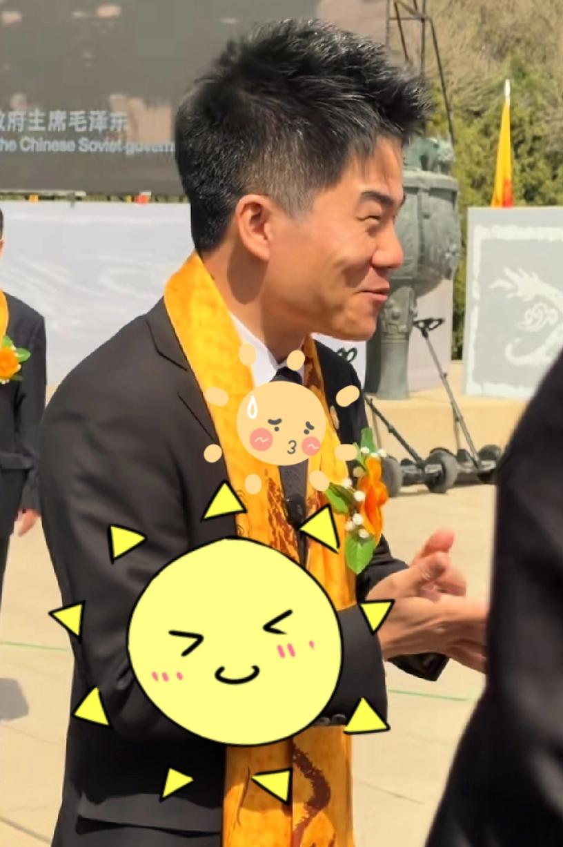 董宇辉的沉默，
丈母娘们慷慨激昂的拥护，
消费者对于售后的不认可。
一个不合格的