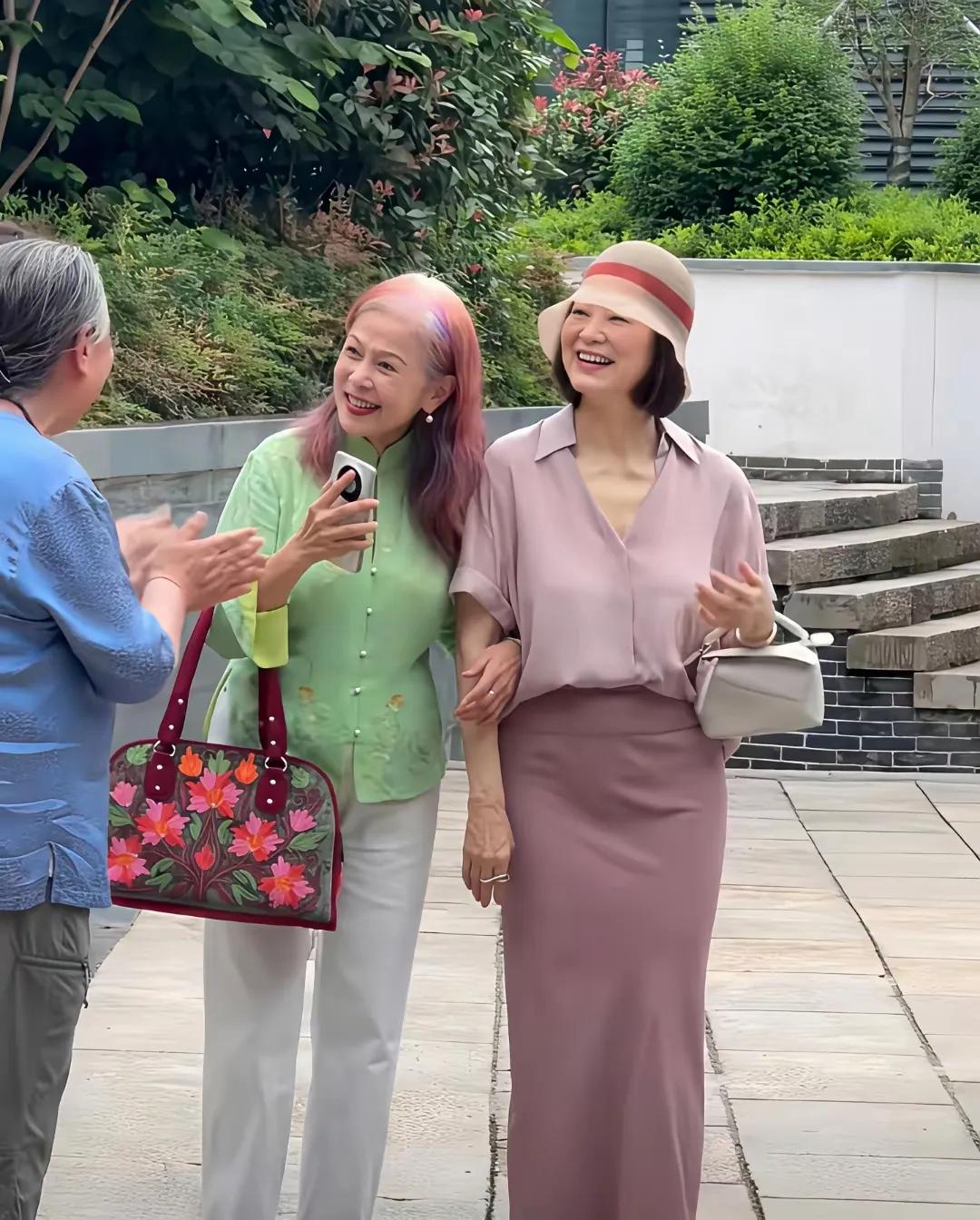 71岁的林青霞吊打同龄人，牛👍
美人迟暮，仍然是美人，气质太棒了，这是照片里看