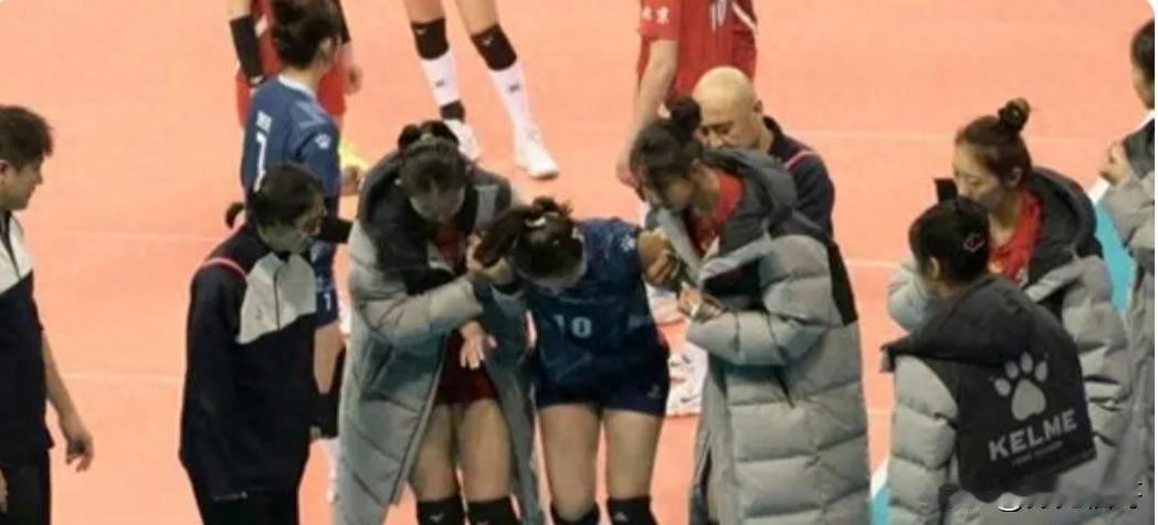 有惊无险！中国女排核心王梦洁意外伤退却获好转
在2024年女排超级联赛第一阶段收