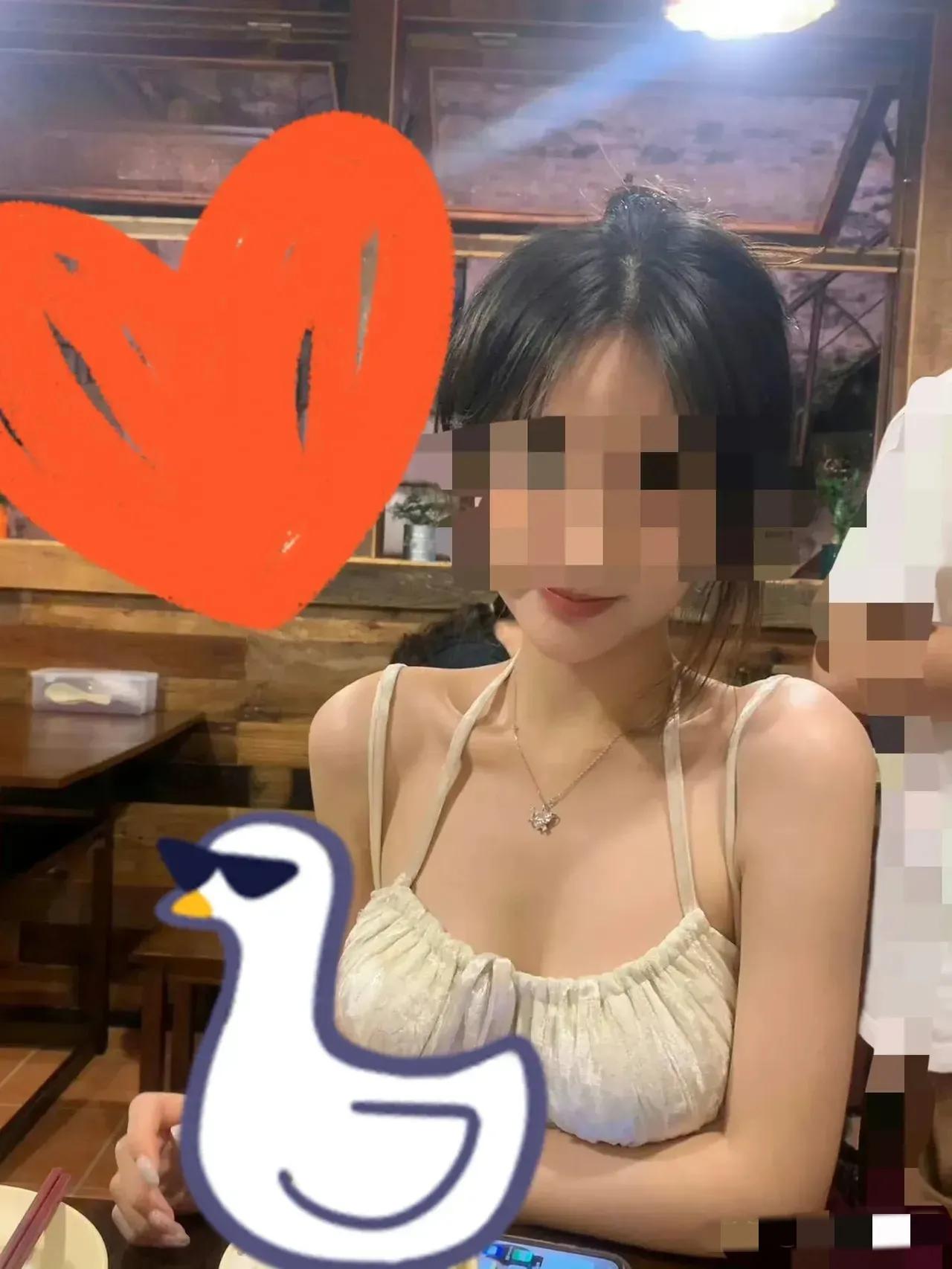 四川传媒学院深夜大瓜，一男一女大学生半夜在教室内开着灯玩俄罗斯方块，而且还不拉窗