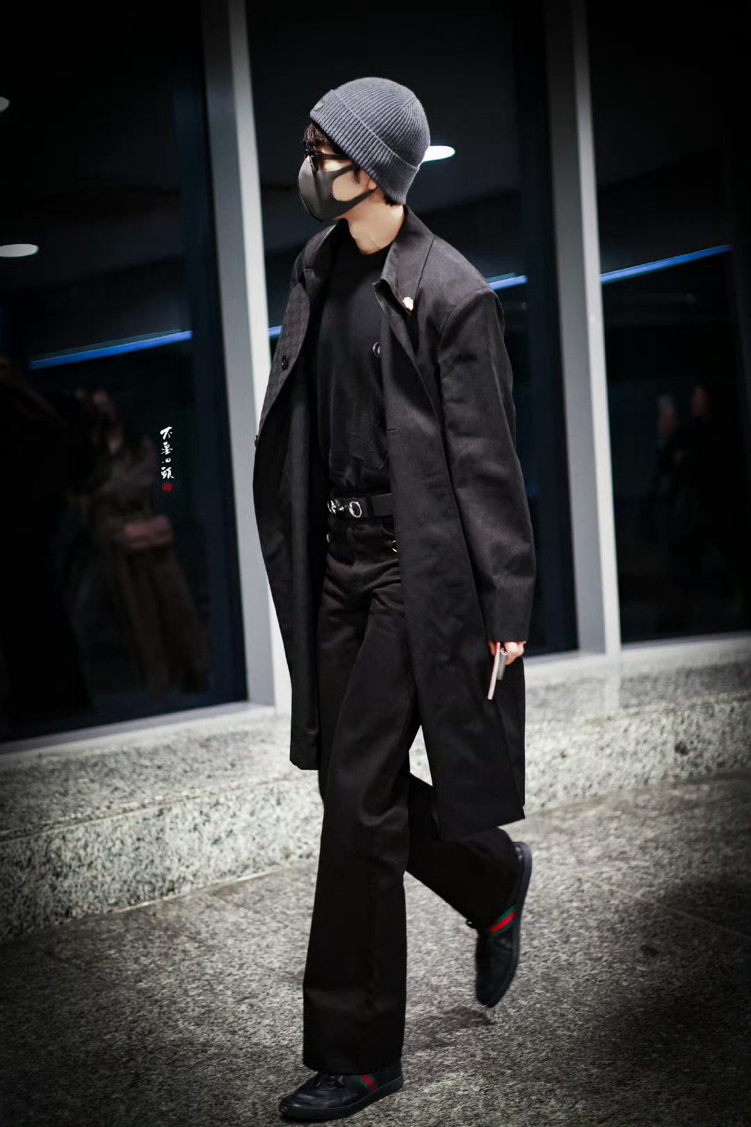 肖战落地米兰登世趋肖战米兰行程登世趋 此男一出现即焦点📸 就这样万众瞩目！身材