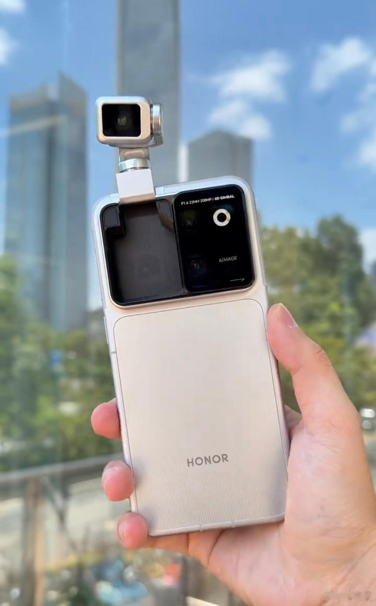线下门店终于有荣耀Robot Phone的样机体验了，跟店员说了很多才愿意让我拿