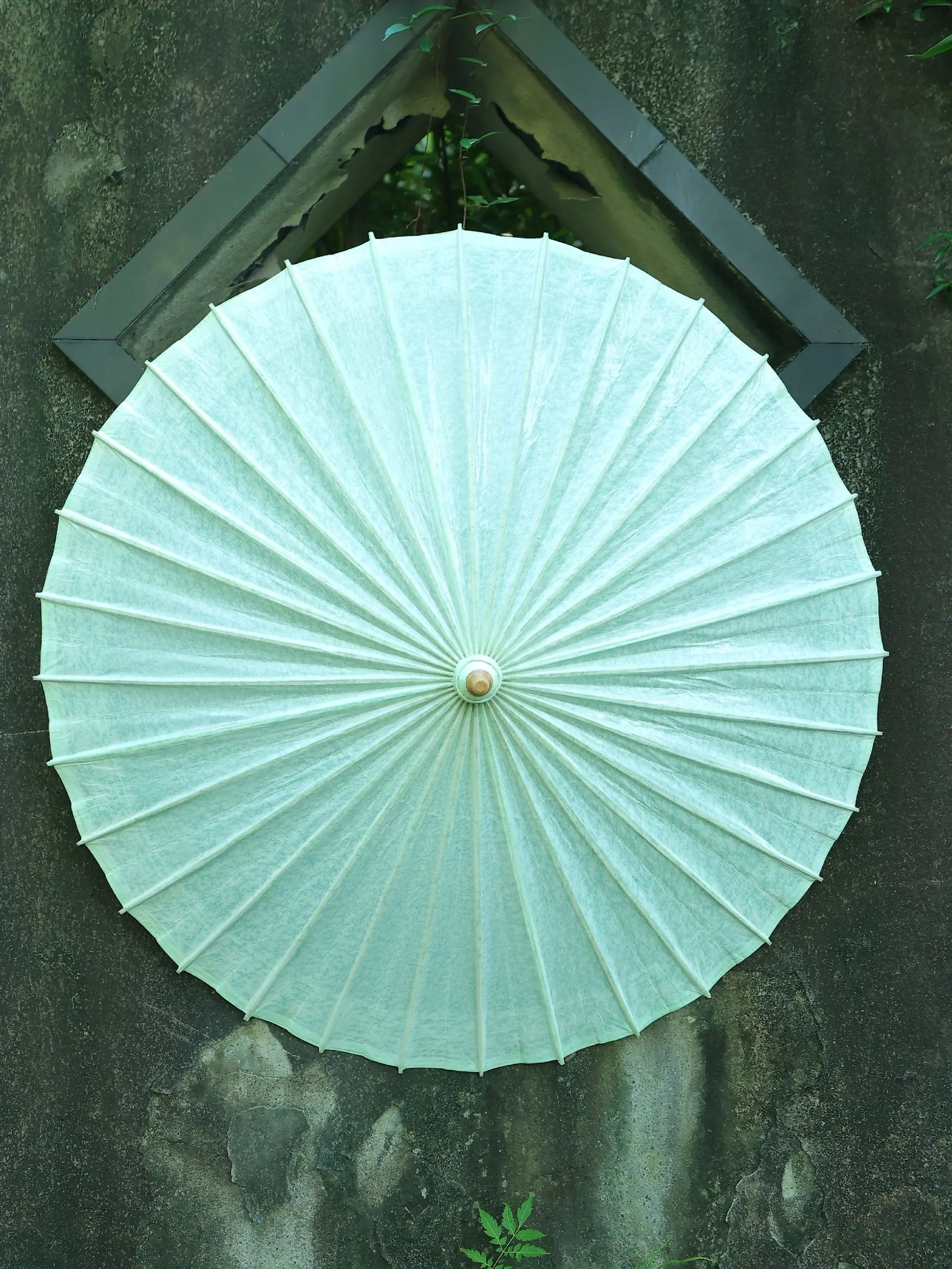 【素色】浸染·浅蓝·油纸伞。像是把初夏的晴空裁了半片裹在竹骨上，又揉进...